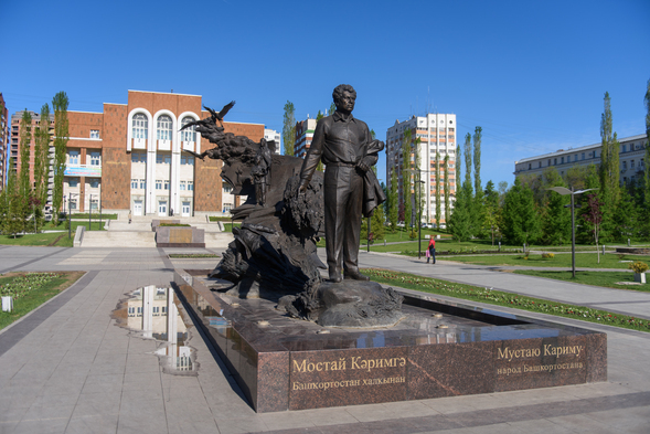 Памятник Мустаю Кариму