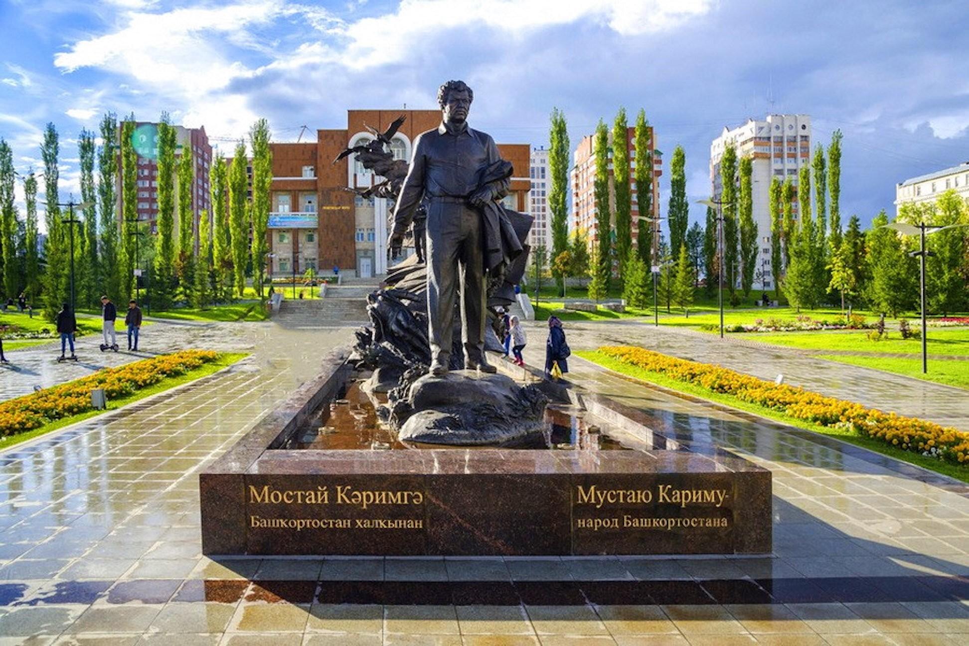 Фонтан у памятника Мустаю Кариму