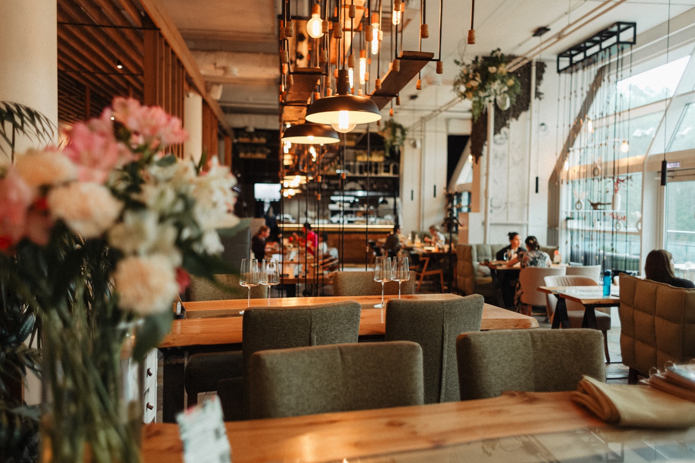Noisy bar & kitchen