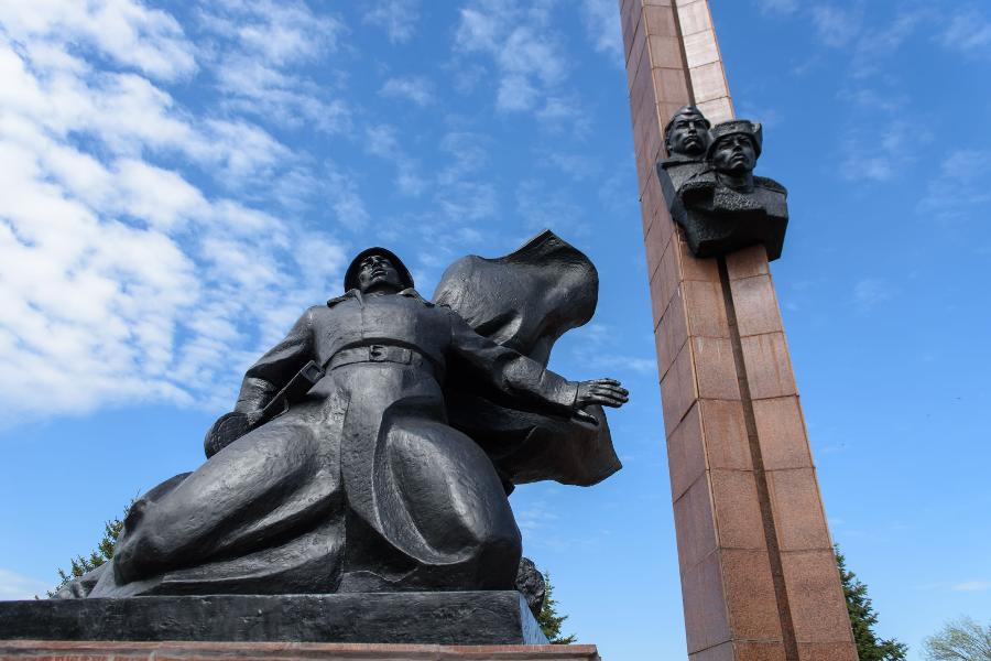 Памятник Александру Матросову и Миннигали Губайдуллину