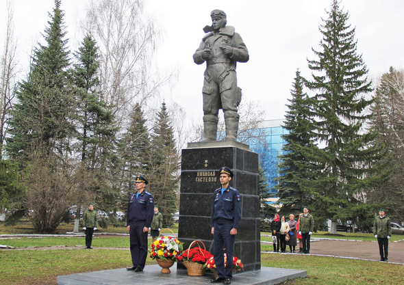 Памятник Николаю Гастелло